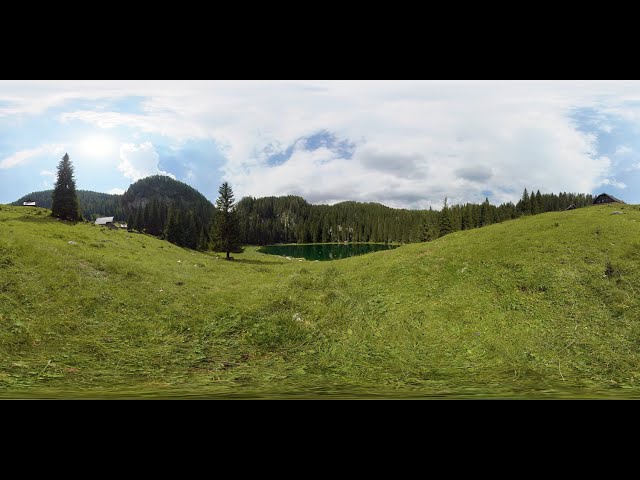 360° STOCK VIDEO 4K | Green Mountain Lake From Alpine Pasture | Atmosphaeres