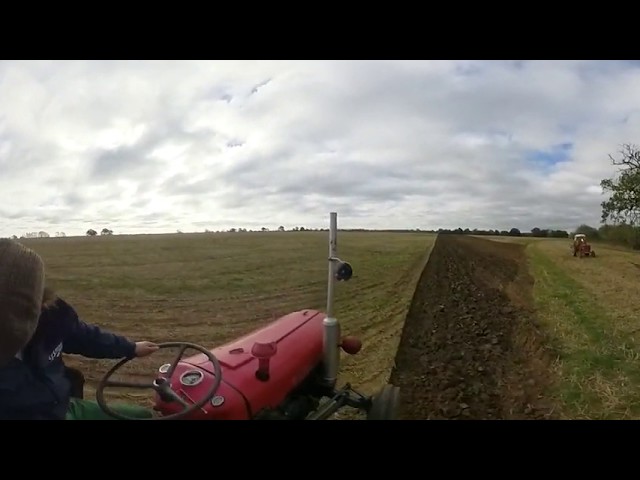 360º VR. Ploughing in Vintage Massey Ferguson 35