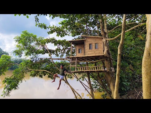 Camping hujan deras || Membangun rumah pohon bertingkat dari bambu di pinggir sungai