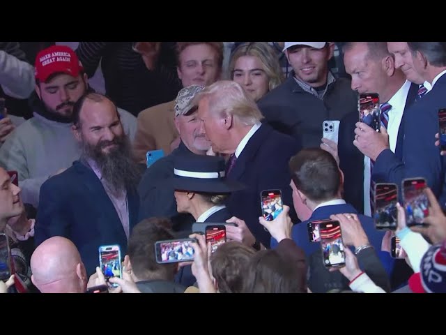 President Trump makes entrance at Inaugural Parade