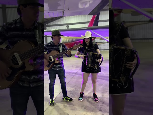 Me pidió el piloto improvisar una de Ramón Ayala🎤 🪗