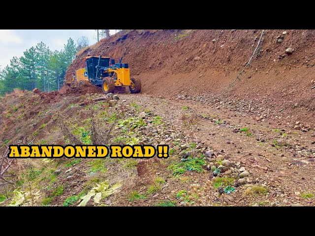 How Do I Repair a 10 Year Old Road with a John Deere Grader? #johndeere #motorgrader