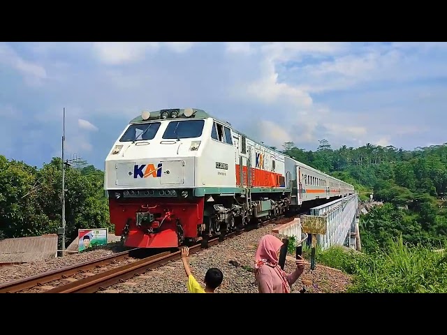 Kereta Api Ekonomi Serayu Melintasi Jembatan Cirahong | Video Kereta Api