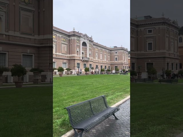 Interior de La Ciudad del Vaticano, el País mas pequeño del Mundo.