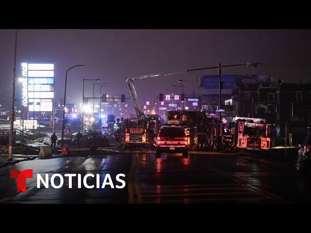 Bomberos combaten fuego en varias casas de Philadelphia tras la caída de un jet | Noticias Telemundo