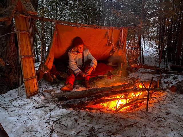 Winter Wilderness Survival in the 1700's |PRIMITIVE SHELTER|STARTING FIRE WITH FLINTLOCK