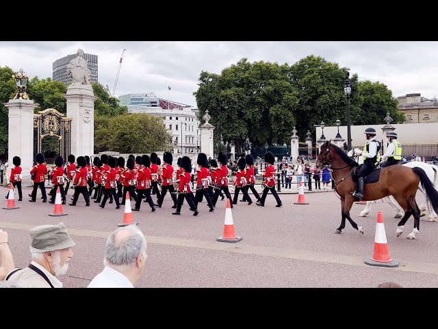 Mounted Police Clear way for The Queen's Guard back to Wellington Barracks