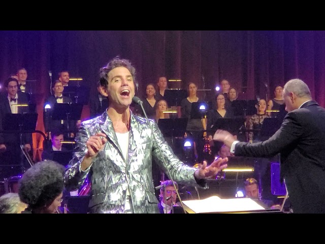 Mika à la Philharmonie de Paris - "Elle me dit"