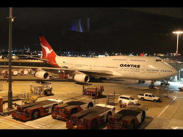 Qantas Business Class - Boeing 747 'Upper deck' + Sydney First Class Lounge - Sydney to Tokyo (QF25)