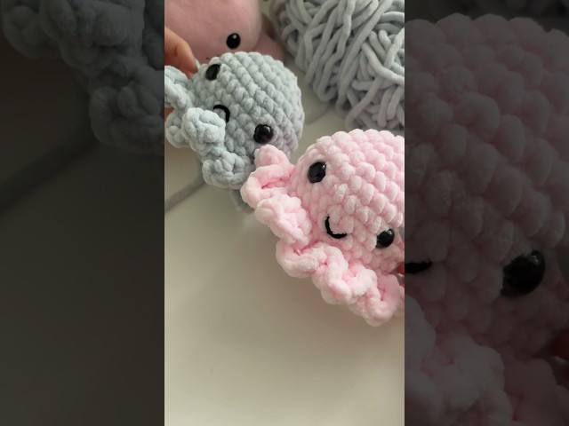 Crocheting a reversible octopus!!🐙🩶 #crochet #amigurumi #crochetlove