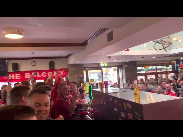 Erik Ten Hag chant by Manchester United fans