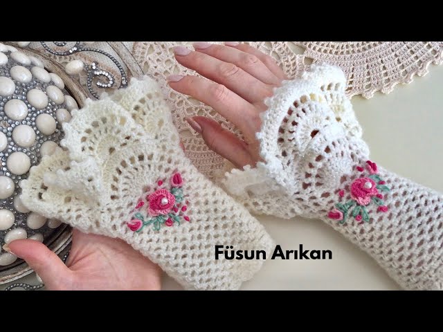 Crochet embroidered fingerless gloves / Crochet lace gloves