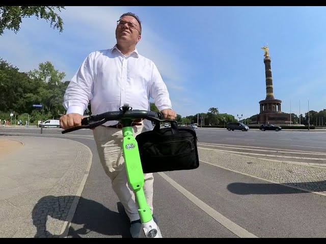 Mit dem Scooter durch Berlin (360°, 5 7K, 08-22)