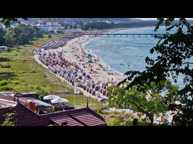 Ostseebad Binz: Blick vom Berg über den Strand und die Ostsee