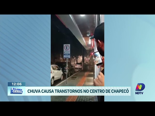 Chuva causa transtornos no centro de Chapecó