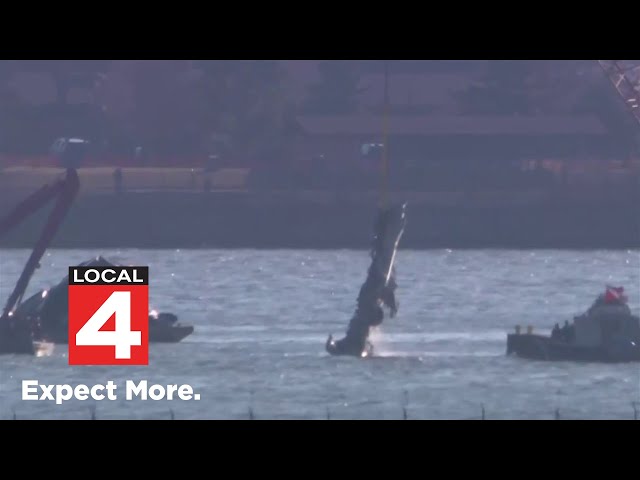 Crews remove crash wreckage from Potomac River in Washington D.C.