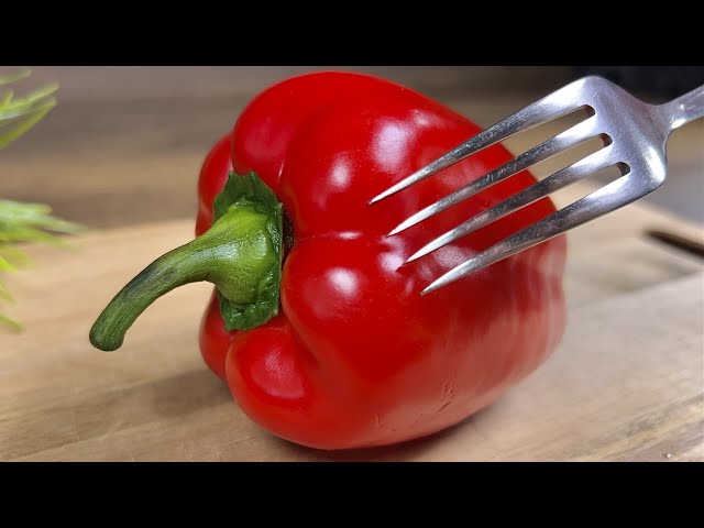 Just take a fork and cook the pepper like this! Tasty recipe!