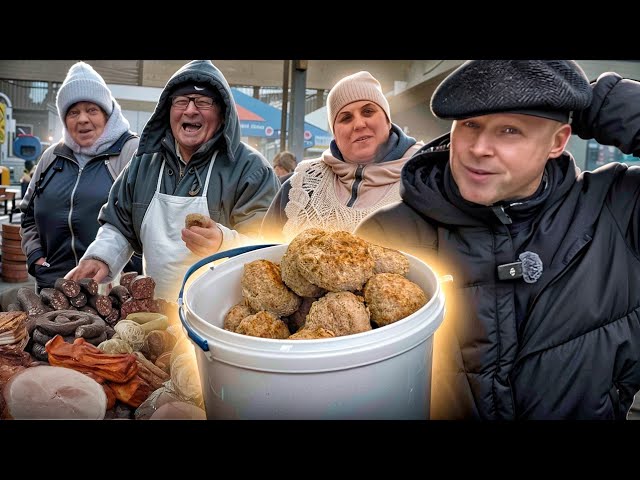 Der Betreiber hat direkt am Markt leckere Koteletts zubereitet. Odessa Kiew Markt Lipovan