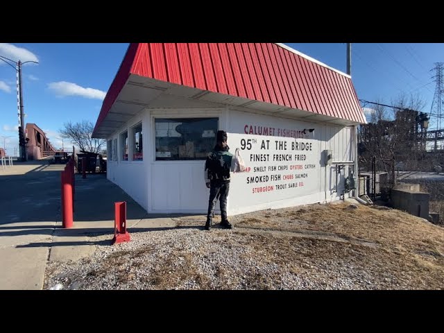 I HEARD THEY HAVE SOME OF The BEST Fried Shrimp IN CHICAGO | I Tried Frog LEGS (Calumet Fisheries)