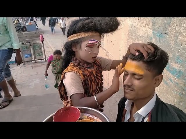 वराणसी मे माथे पर तिलक लगाते हुए  !!  #vlog #viral #surajatozvlog  #vanarasi