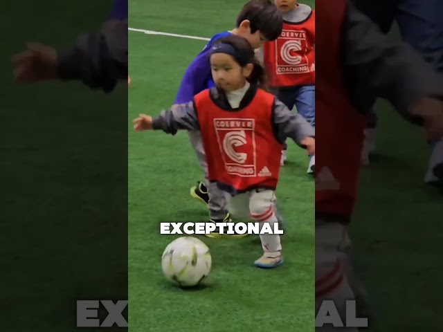 This girl's soccer skills are truly extraordinary🤯 @yurihiruCH)