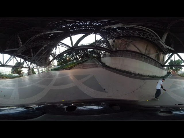 RollerbladingSydney.Freestyle slalom skating at Bradfield Plaza, Milsons Point — Sydney Australia