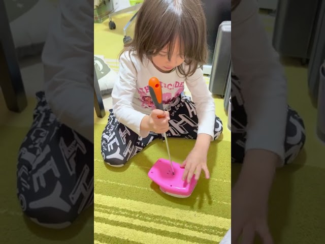 Little girl knows how to put screw on her toy | Stella zna kako da zavrti svoju igračku | Short