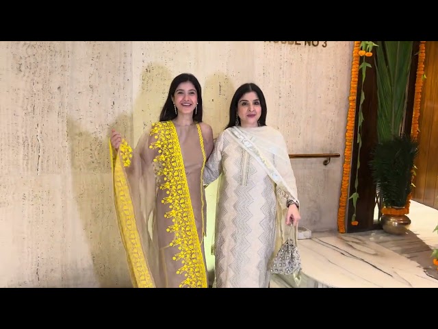 SHANAYA KAPOOR & MAHEEP KAPOOR VISIT MANISH MALHOTRA HOUSE TO SEEK BLESSINGS OF BAPPA