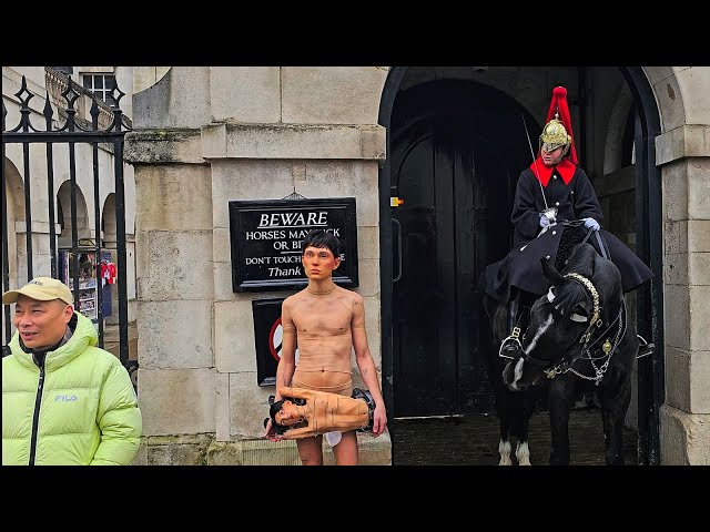 ART STUDENT Confuses The Guard With His Extraordinary Costume at Horse Guards!