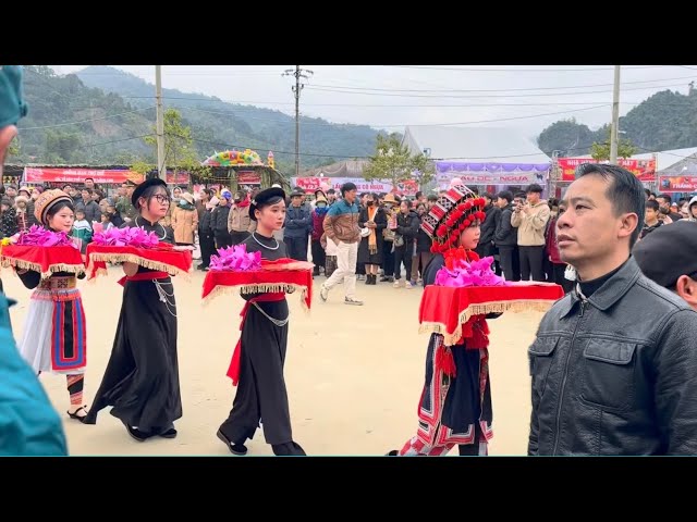 Jhony went to the Spring Festival after days alone at the farm