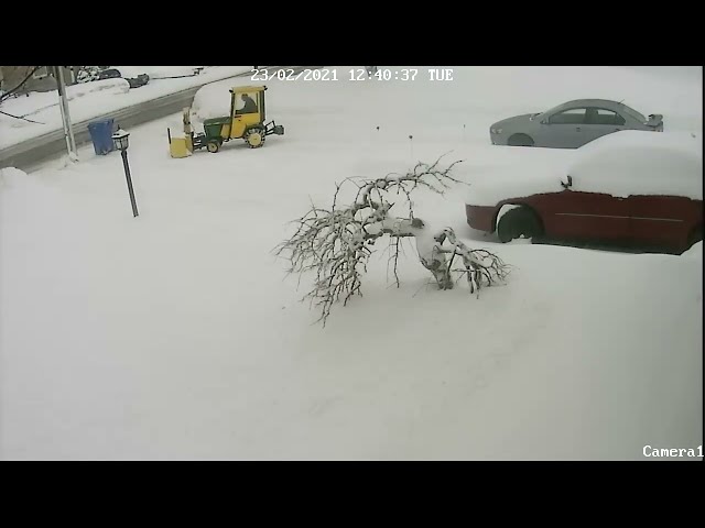 Playing in the snow with the John Deere 322...