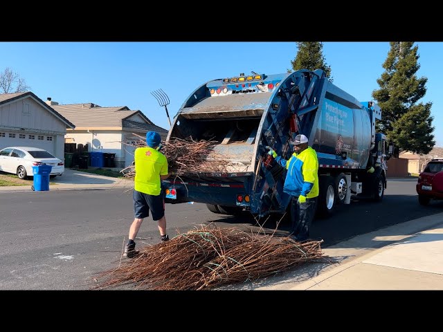 Watch Kenny in Action: Collecting Bulky Waste in the Garbage Truck 2011