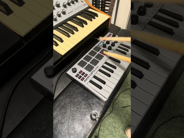 Trying out a new technique! #darkambient #ambientmusic #analogsynth #akaimpkmini