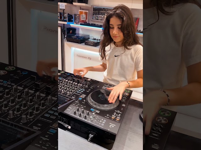 Scratching on new Alpha Theta / Pioneer  XDJ-AZ controller 🔥🔥🔥  #alphatheta #xdjaz #djmichelle