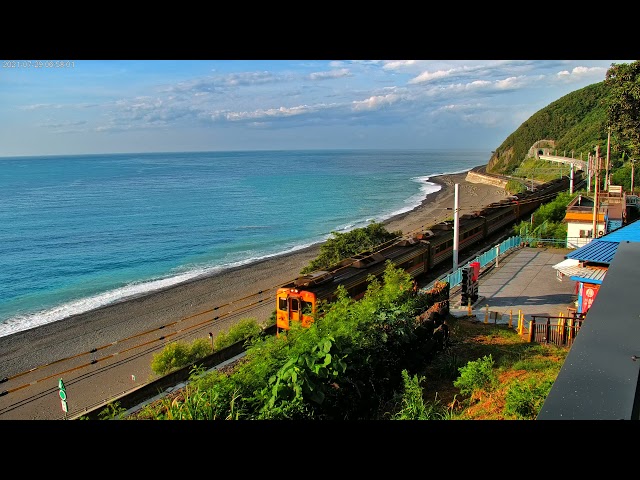 【在地台東美景】多良車站｜遠方海浪&火車經過