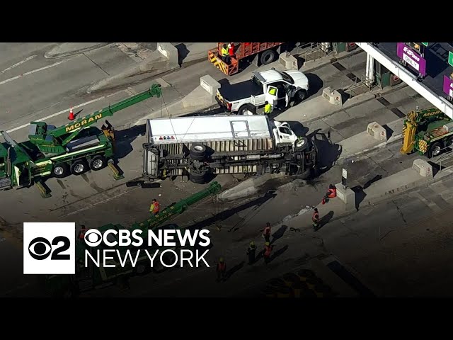 Video shows overturned tractor-trailer at Lincoln Tunnel toll plaza