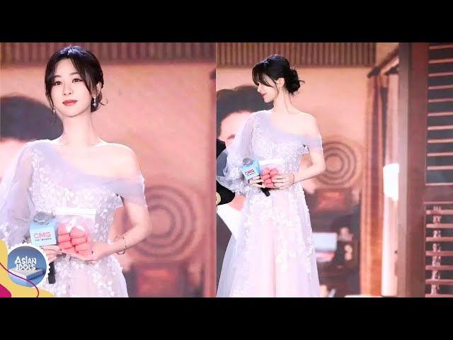 Yang Zi's physique has leveled up again, slimming down to straight shoulders, exuding infinite charm