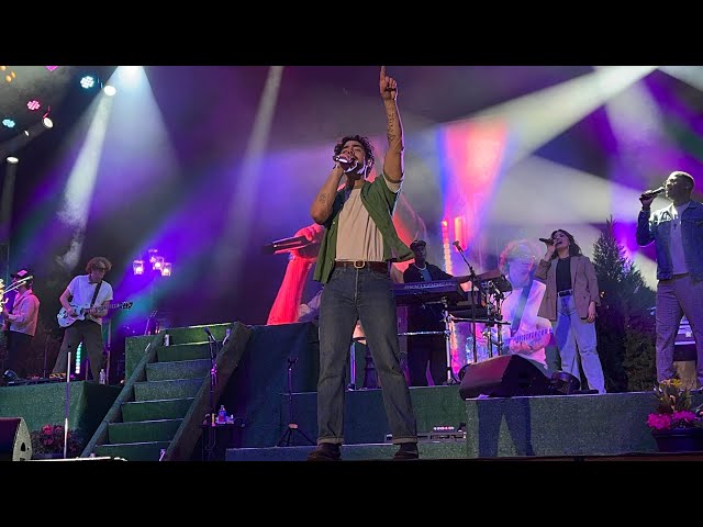 Joe Jonas Performs “Cake By The Ocean” LIVE at Universal Orlando Mardi Gras 2025  2.8.25