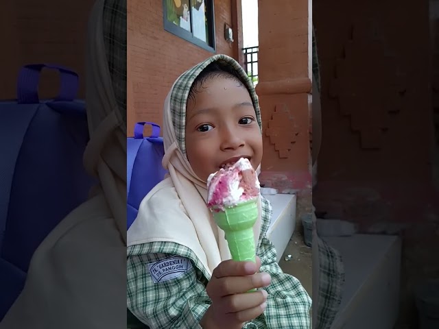 Ice cream di sekolah ku #shots #roiyanavlog #vlogseru