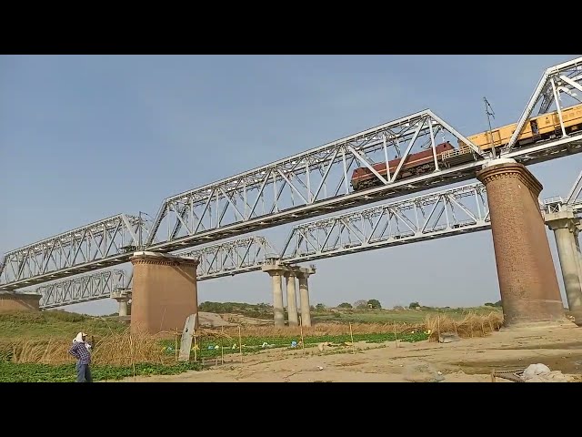 Train passing on Yamuna Bridge| हाई स्पीड से यमुना पुल पर दौड़ी ट्रेन| हिंदी hindi| Ravi Vlogs