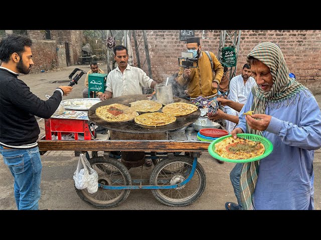 ALOO SAAG PARATHA IN PAKISTAN! STREET FOOD HEAVEN - SAAG PARATHA IN LAHORE