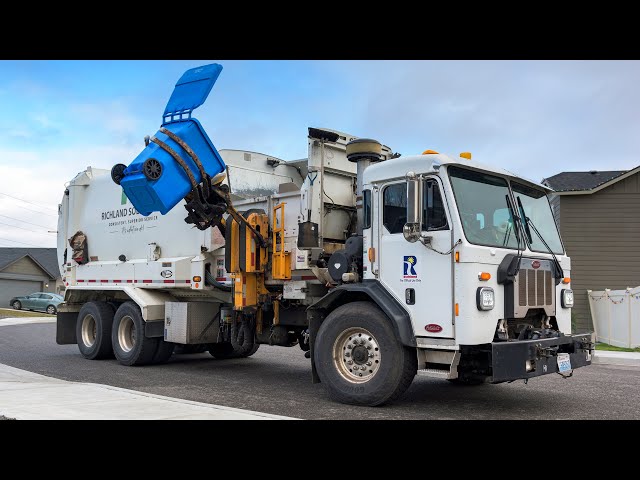 Peterbilt 520 - Labrie Automizer Right-Hand Garbage Truck