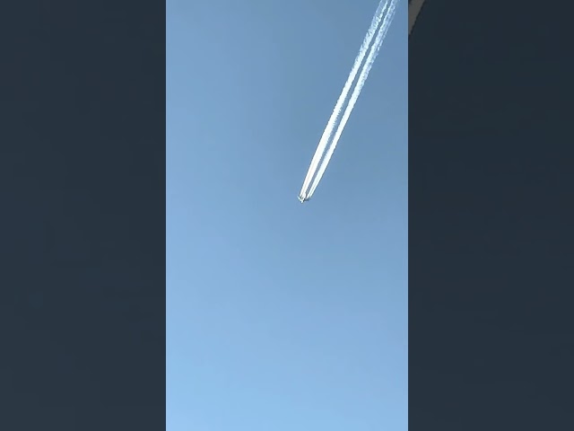 AIRBUS A380 AIRCRAFT CONTRAILS