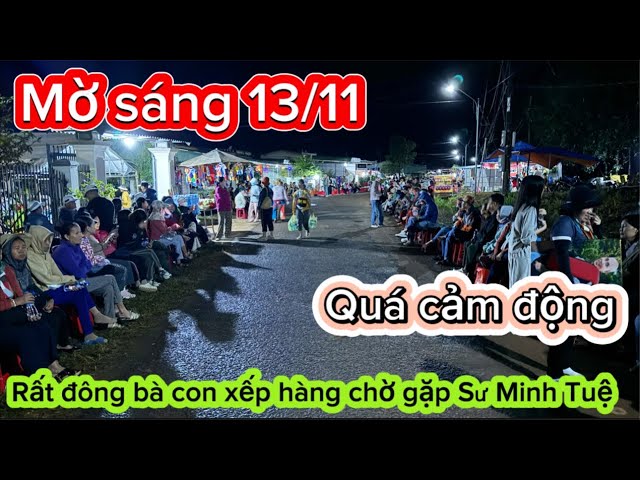 Trực tiếp! rạng sáng 13/11 quá cảm động bà con xếp hàng chờ gặp thầy đi khất thực