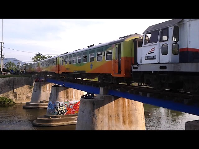 Kereta Api Penumpang Divre II Sumbar Melintas di Jembatan Kanal Banjir Padang