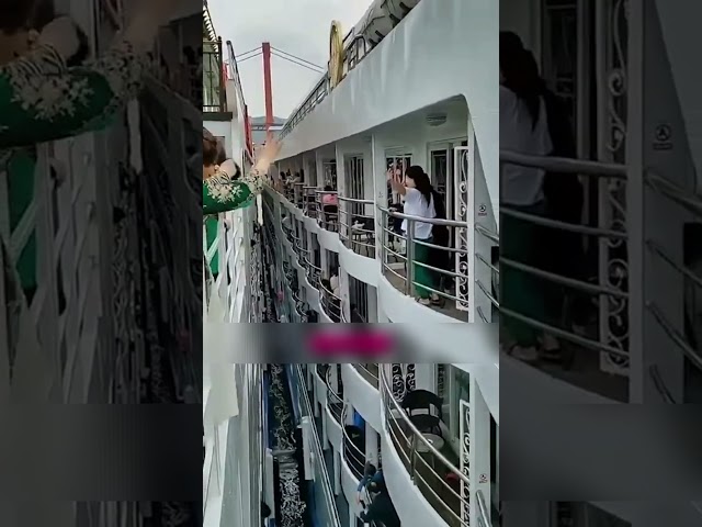 Deux bateaux collés l’un à l’autre… La réaction des passagers est incroyable !