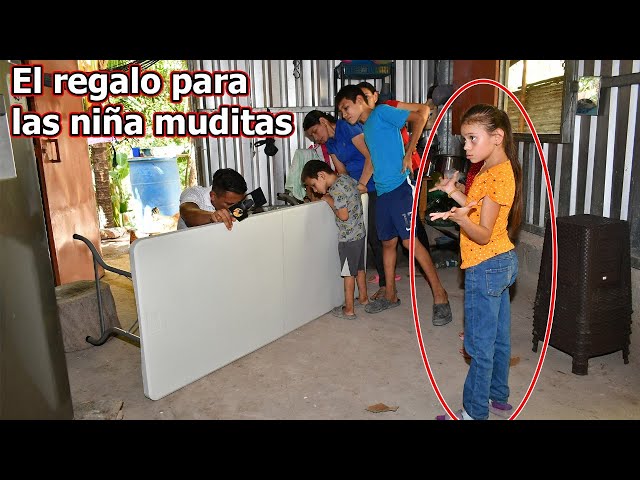 Que felicidad de las niñas Muditas por el regalo, hoy si comerán en una mesa - Ediciones Mendoza