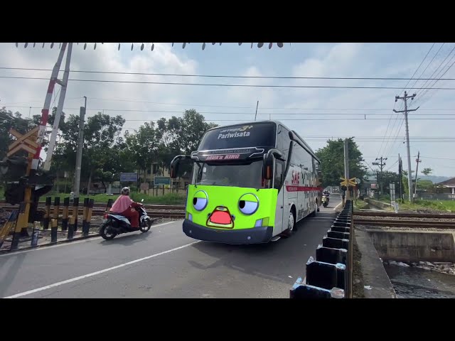 LUCU!! IRING IRINGAN BUS MIRIP TAYO, ROGI, LANI, GANI MELINTASI PALANG PINTU KERETA API