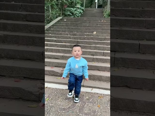 Cute Baby Imitates His Father And Climbs Up The High Stairs#comedy #cutebaby#funnyvideos#smile