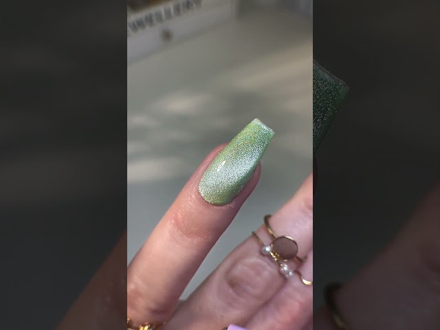 Nailart: "Green Cat-Eye"